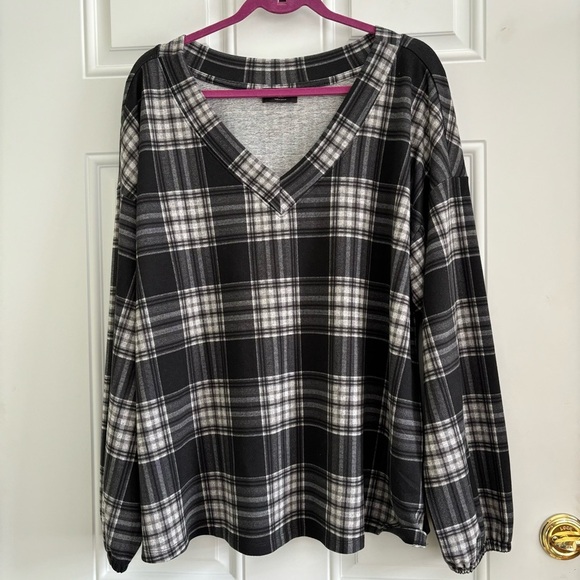 ❤️2/$15 or 3/$21❤️Lane Bryant Black/White Plaid Long Sleeve Top, Size 18/20 - Picture 4 of 10